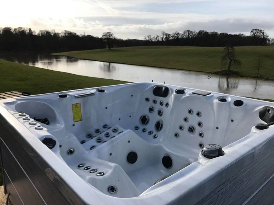 Een geplaatste Vince-spa met uitzicht over het water